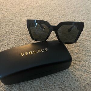NEW Versace 4458 GB1/87 Square sunglasses